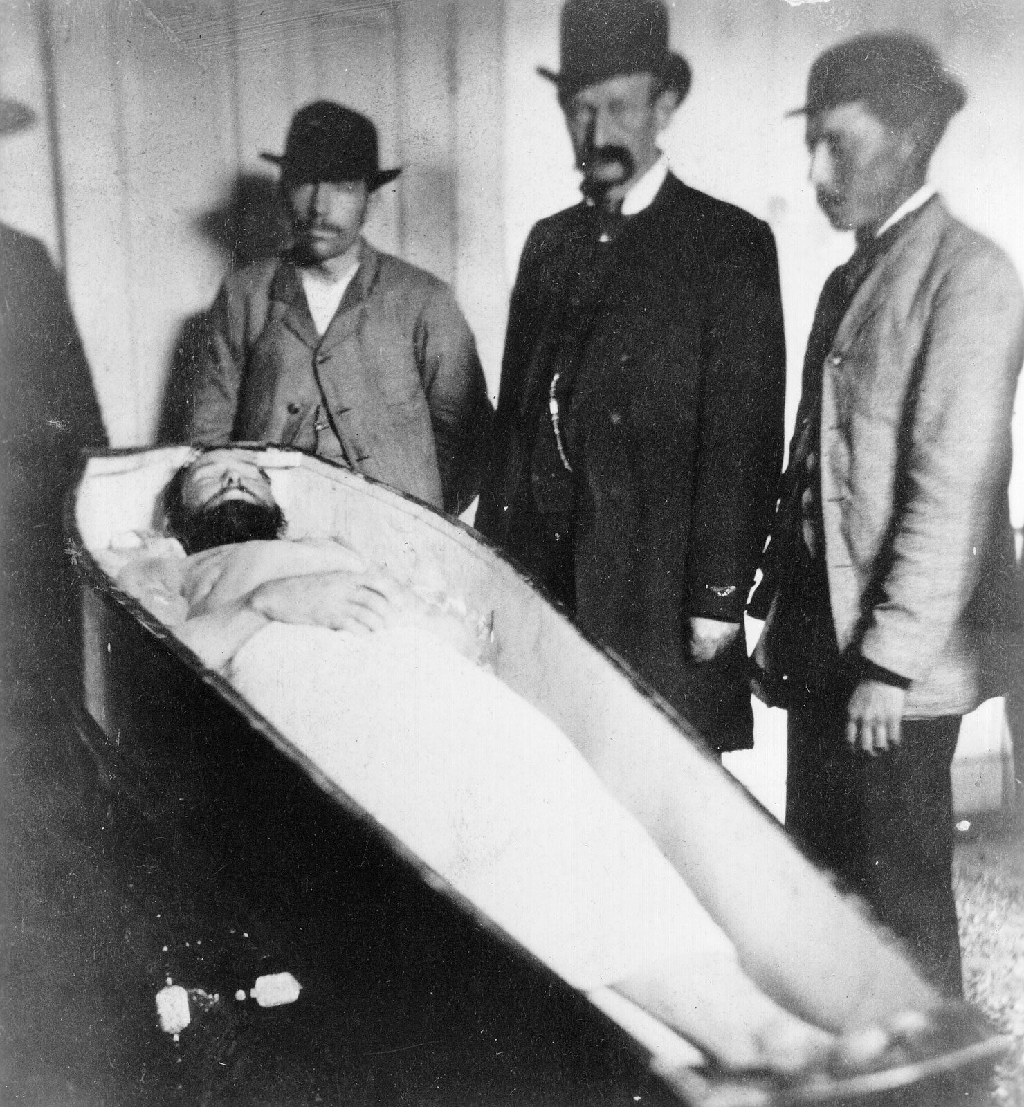 Il corpo privo di vita di Jesse James in una foto dell’epoca