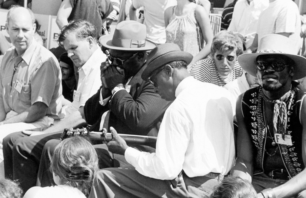 Doc Watson, Reverend Gary Davis, Fred McDowell, Taj Mahal a Newport (foto Dick Waterman ©, tratta dal volume “Roots’n’Blues” edito da Mattioli1885)
